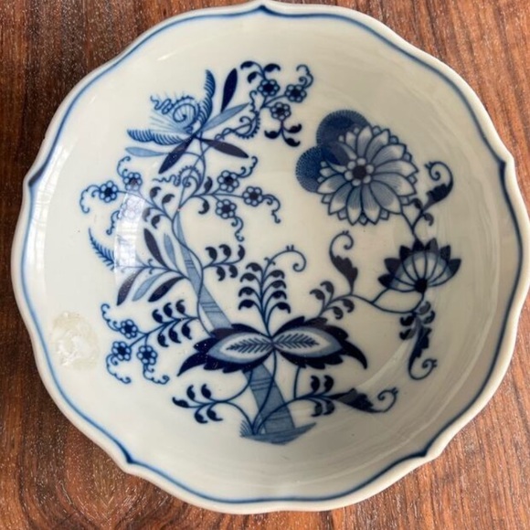 Blue Danube Japan Blue Onion (4) Saucers ORIGINAL Fine China Scalloped Edges - Picture 3 of 5